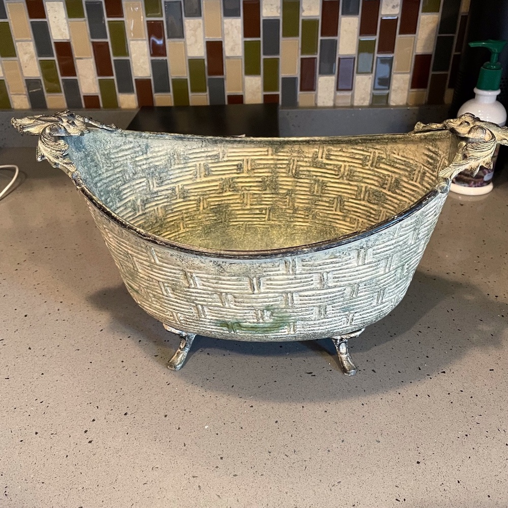 Shaby Chic vintage metal bathtub